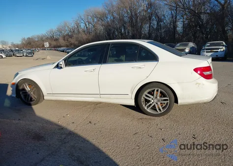 2013 Mercedes-Benz C 300 Sport 4Matic z USA, uszkodzony, nr VIN WDDGF8AB5DR241653